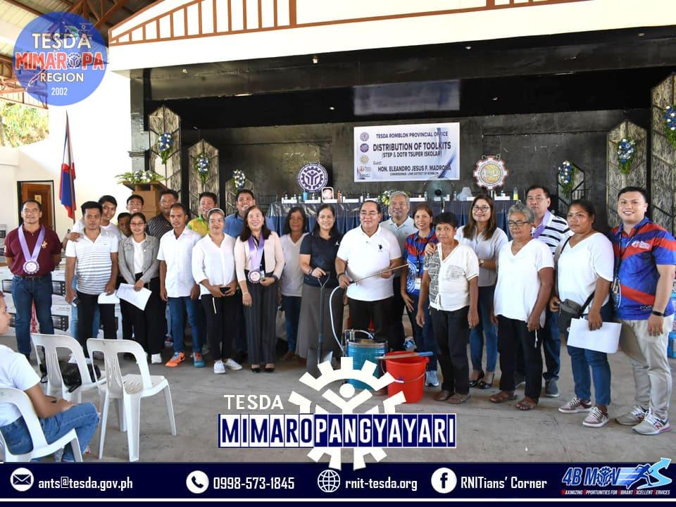 Overview of the toolkit distribution event with officials and graduates